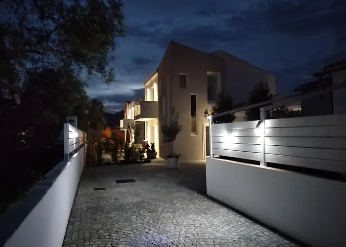 Villa Est